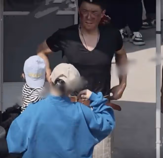 杜淳拍戲獲妻子女兒探班,牽手女兒很寵溺,素人老婆潮范兒十足