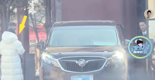 杜淳拍戲獲妻子女兒探班,牽手女兒很寵溺,素人老婆潮范兒十足
