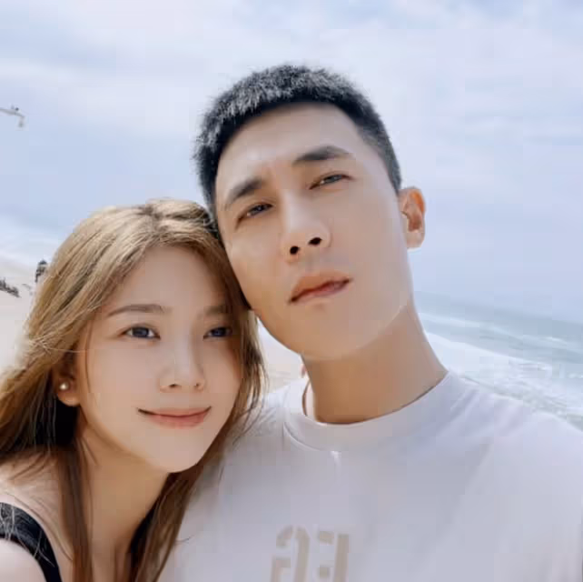 杜淳拍戲獲妻子女兒探班,牽手女兒很寵溺,素人老婆潮范兒十足