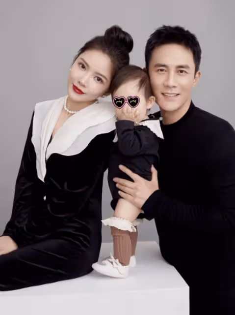 杜淳拍戲獲妻子女兒探班,牽手女兒很寵溺,素人老婆潮范兒十足