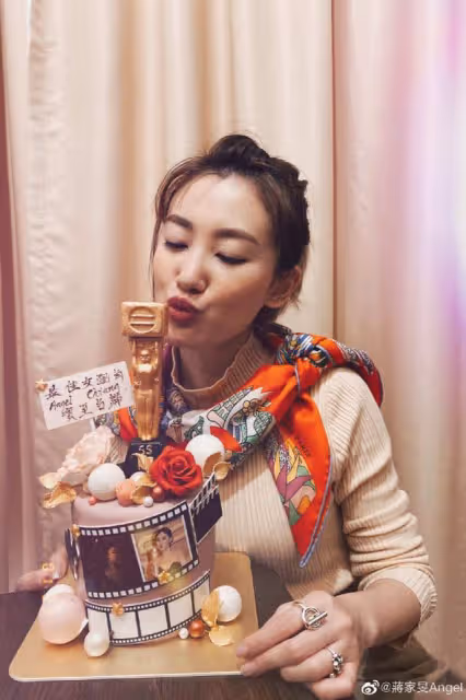 被指忽然富貴!TVB力捧小花歐遊半月歸來,狂曬名牌包包與配飾
