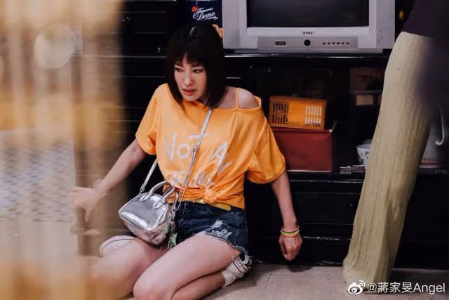 被指忽然富貴!TVB力捧小花歐遊半月歸來,狂曬名牌包包與配飾