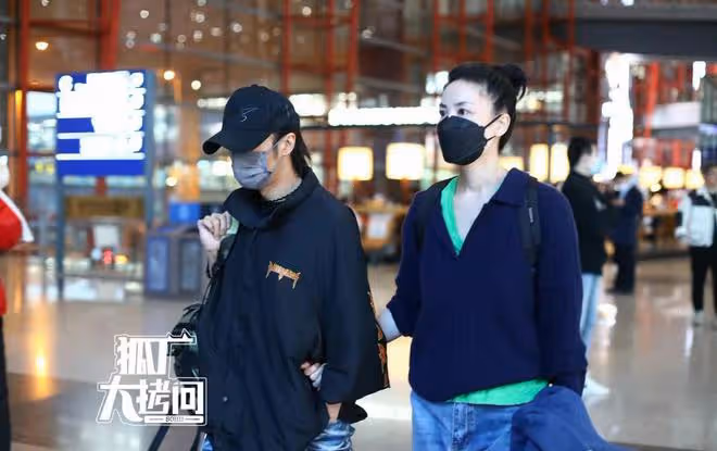 53歲王菲獨自現身巴黎,穿百元衣用20多元手袋,皮膚白嫩瘦出肋骨