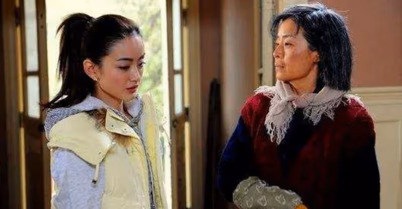 婆婆找兒媳借錢，兒媳給她100，剛到門口被親家母留下，傻眼了