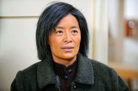 婆婆找兒媳借錢,兒媳給她100,剛到門口被親家母留下,傻眼了