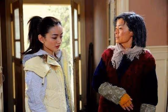 婆婆找兒媳借錢,兒媳給她100,剛到門口被親家母留下,傻眼了