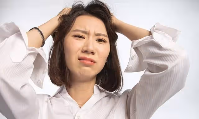 拒絕帶孫,被兒媳推倒在地又踹一腳。婆婆巧妙應對,兒媳痛哭認錯