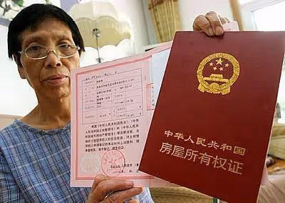 帶孫子三年兒媳從不給我生活費,生日看到兒媳拿來的東西,我哭了