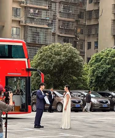 黃曉明《浪姐4》被拍到走鍾照! 「泄五五身比例」同框女神被嘲忘了鞋墊