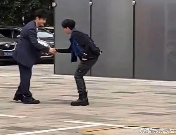 黃曉明《浪姐4》被拍到走鍾照! 「泄五五身比例」同框女神被嘲忘了鞋墊