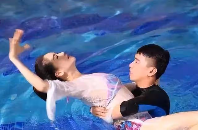 左小青身材有多撩人？當她下水那一刻，網友：真心動了！