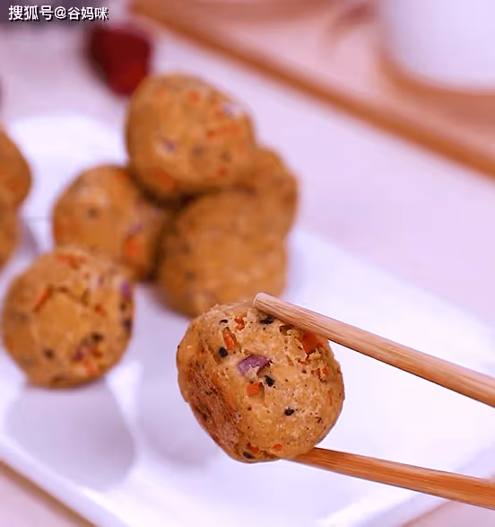 豆腐這樣做，外酥里嫩，好吃又營養，寶寶一手一個吃得香噴噴！