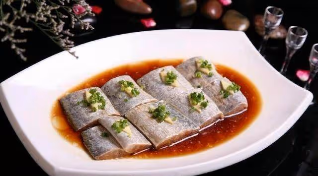 帶魚不止煎炸，清蒸帶魚同樣好吃，訣竅在這裡，這樣做好吃又營養