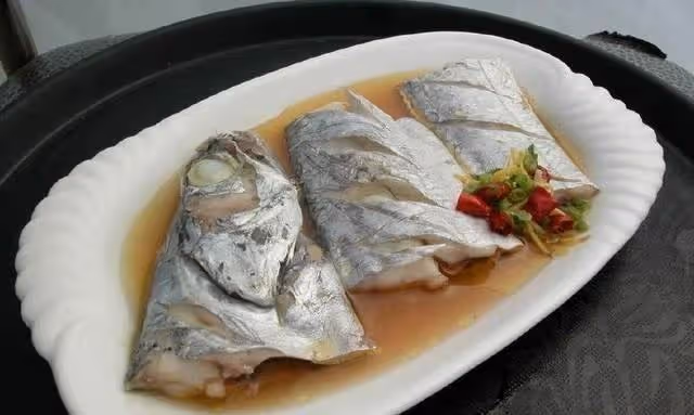 帶魚不止煎炸，清蒸帶魚同樣好吃，訣竅在這裡，這樣做好吃又營養