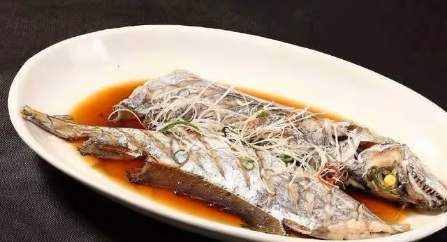 帶魚不止煎炸，清蒸帶魚同樣好吃，訣竅在這裡，這樣做好吃又營養