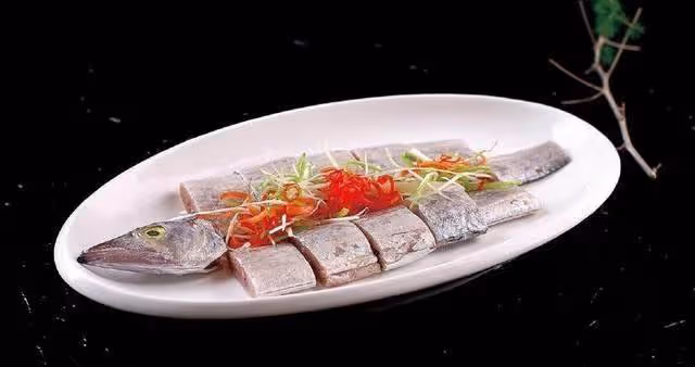 帶魚不止煎炸，清蒸帶魚同樣好吃，訣竅在這裡，這樣做好吃又營養