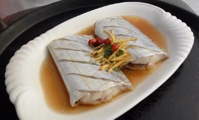 帶魚不止煎炸，清蒸帶魚同樣好吃，訣竅在這裡，這樣做好吃又營養