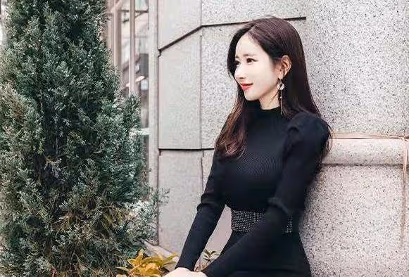 小姐姐一身黑色修身包臀裙，氣質驚艷，慵懶感十足