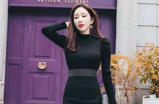 小姐姐一身黑色修身包臀裙，氣質驚艷，慵懶感十足