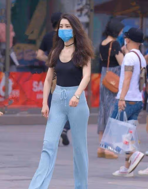 打底褲的搭配有一種高級甜美風，穿起來更輕鬆，提臀顯瘦