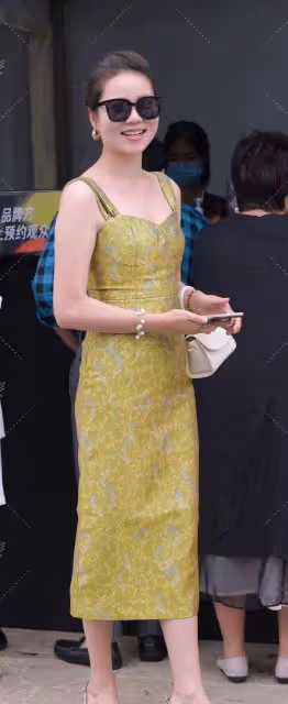 貼身提臀的連衣裙，讓造型氣場翻倍，破洞款式