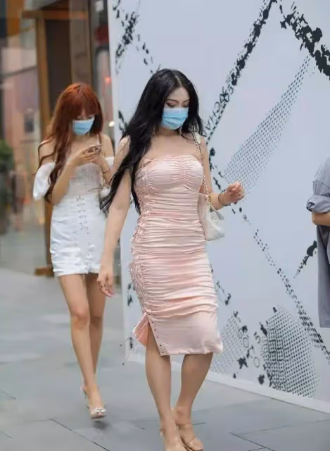 街拍：包臀裙不用什麼花哨，瞬間提高美麗氣質，令人難以拒絕
