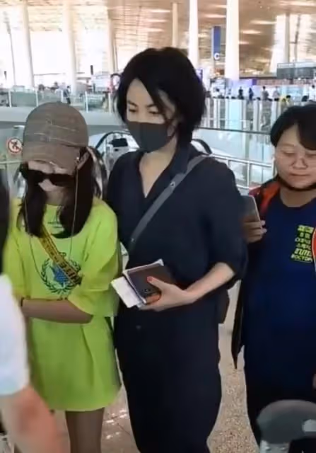 54歲王菲飛歐洲看李嫣,穿私服拿10元收納袋,與粉絲合影狀態絕佳