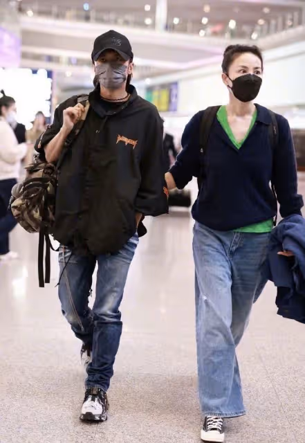 54歲王菲飛歐洲看李嫣,穿私服拿10元收納袋,與粉絲合影狀態絕佳