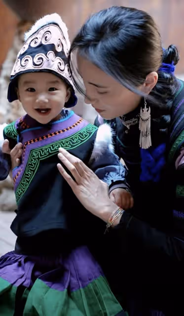 海哈金喜帶娃回大涼山，給1歲女兒穿彝族服飾，帶著哭腔介紹家鄉
