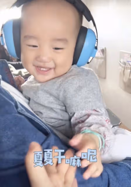 海哈金喜帶娃回大涼山，給1歲女兒穿彝族服飾，帶著哭腔介紹家鄉