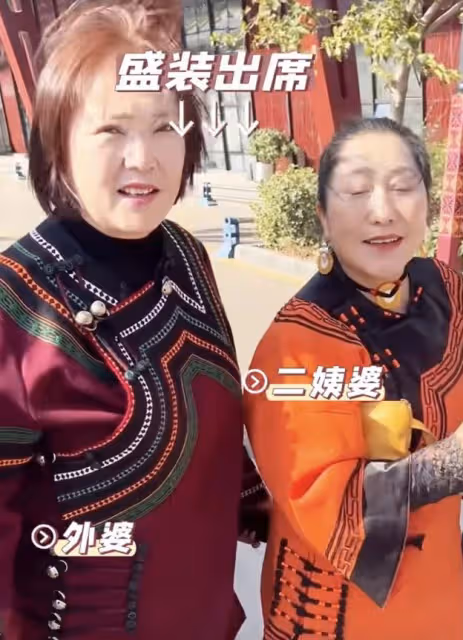 海哈金喜帶娃回大涼山,給1歲女兒穿彝族服飾,帶著哭腔介紹家鄉