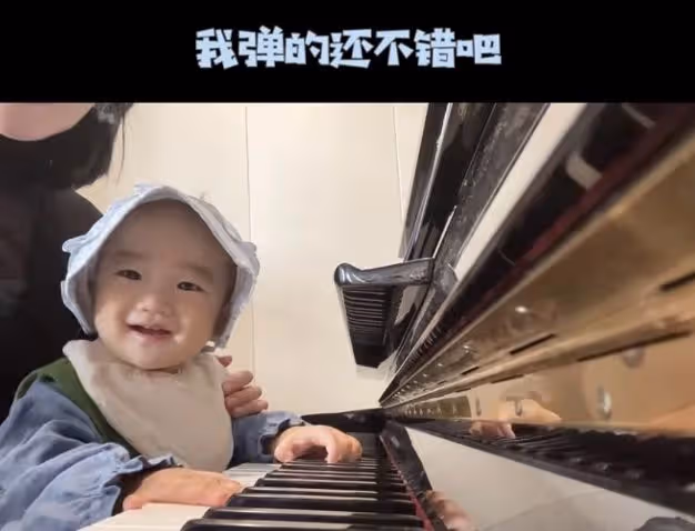 海哈金喜帶娃回大涼山,給1歲女兒穿彝族服飾,帶著哭腔介紹家鄉