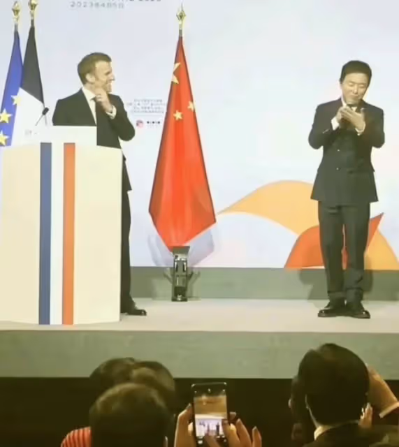 57歲鞏俐陪法國總統訪華，嘉賓爭相與之合影，老公米歇爾被冷落