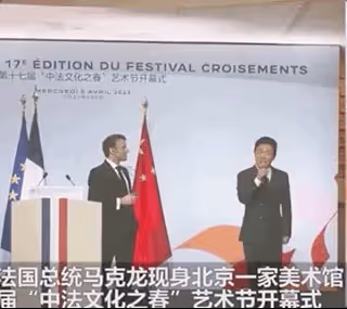 57歲鞏俐陪法國總統訪華，嘉賓爭相與之合影，老公米歇爾被冷落