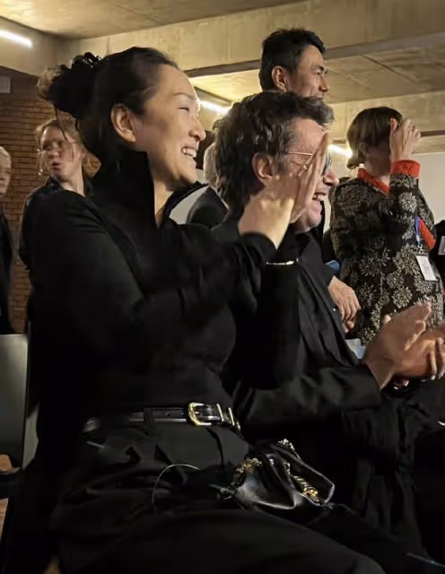 57歲鞏俐陪法國總統訪華，嘉賓爭相與之合影，老公米歇爾被冷落