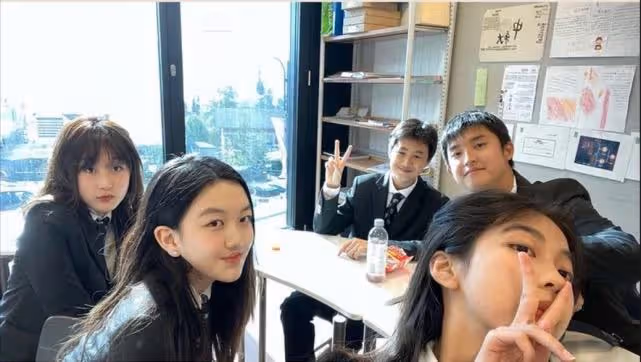 王菲巴黎被偶遇,穿百元風衣手持29塊錢收納袋,疑出國看女兒李嫣