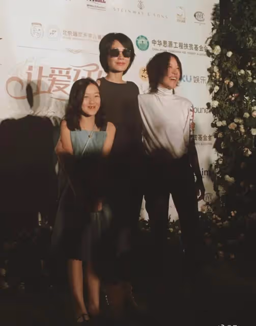 王菲巴黎被偶遇,穿百元風衣手持29塊錢收納袋,疑出國看女兒李嫣