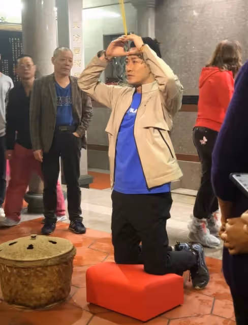 43歲林峯回泉州農村祭祖!不停跪地叩拜顯虔誠,妻女未現身引爭議