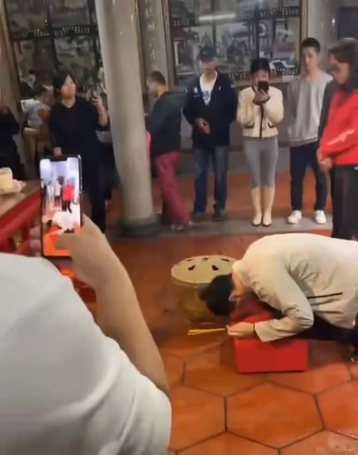 43歲林峯回泉州農村祭祖!不停跪地叩拜顯虔誠,妻女未現身引爭議
