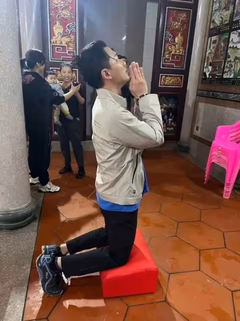 43歲林峯回泉州農村祭祖!不停跪地叩拜顯虔誠,妻女未現身引爭議