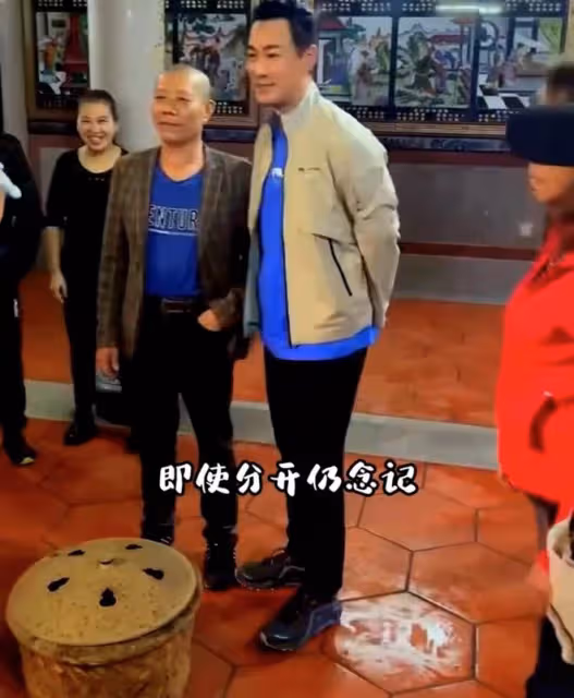 43歲林峯回泉州農村祭祖!不停跪地叩拜顯虔誠,妻女未現身引爭議