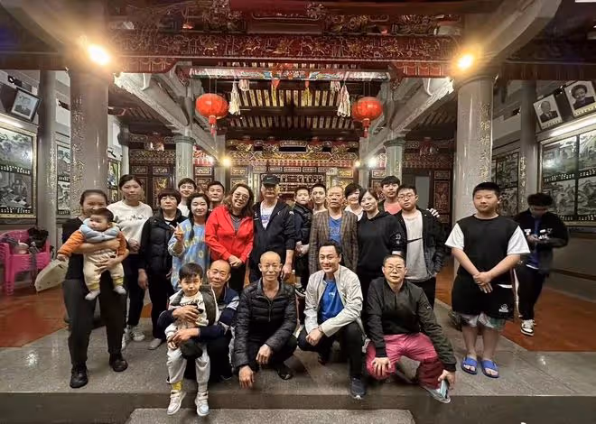 43歲林峯回泉州農村祭祖!不停跪地叩拜顯虔誠,妻女未現身引爭議