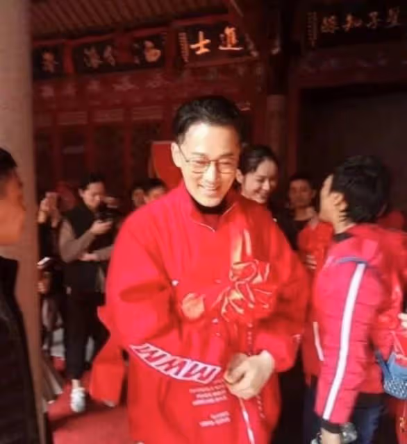 43歲林峯回泉州農村祭祖!不停跪地叩拜顯虔誠,妻女未現身引爭議