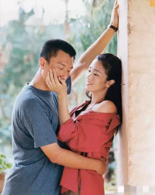 鞏俐夫婦隨馬克龍訪華,其國籍又引爭議,網友喊話:張藝謀去接機