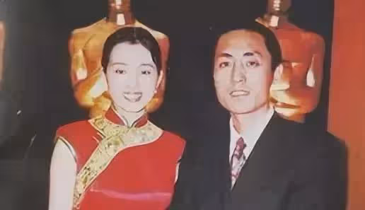 鞏俐夫婦隨馬克龍訪華,其國籍又引爭議,網友喊話:張藝謀去接機