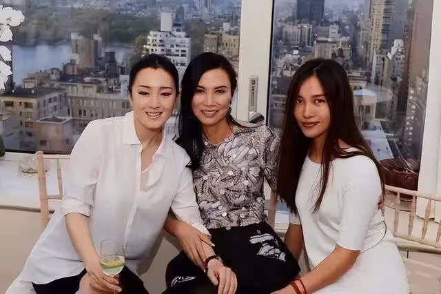 鞏俐夫婦隨馬克龍訪華,其國籍又引爭議,網友喊話:張藝謀去接機