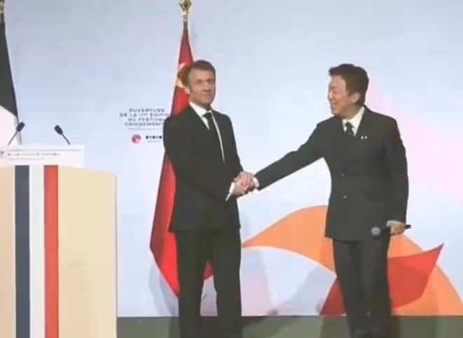 鞏俐夫婦陪馬克龍出席藝術節,老公全場變背景板,黃渤成搞笑擔當