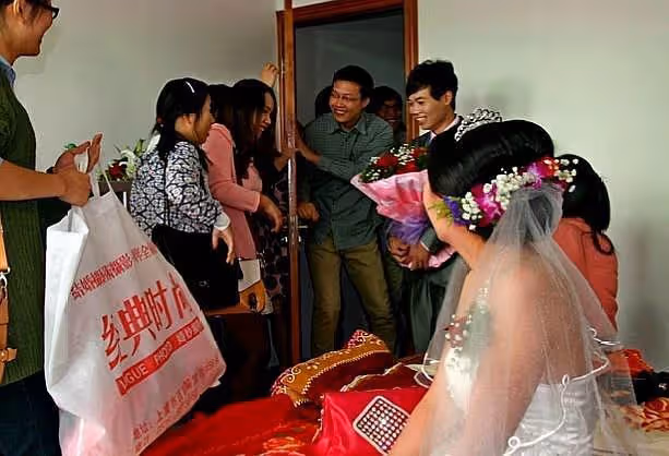 兒媳回農村給婆婆過生日,戒指丟了去翻婆婆衣櫃,兒媳愣住了