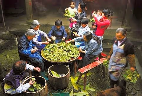 兒媳回農村給婆婆過生日,戒指丟了去翻婆婆衣櫃,兒媳愣住了
