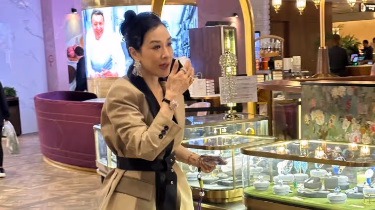 52歲鍾麗緹現身活動，昔日女神人氣慘澹，現場除工作人員無人圍觀